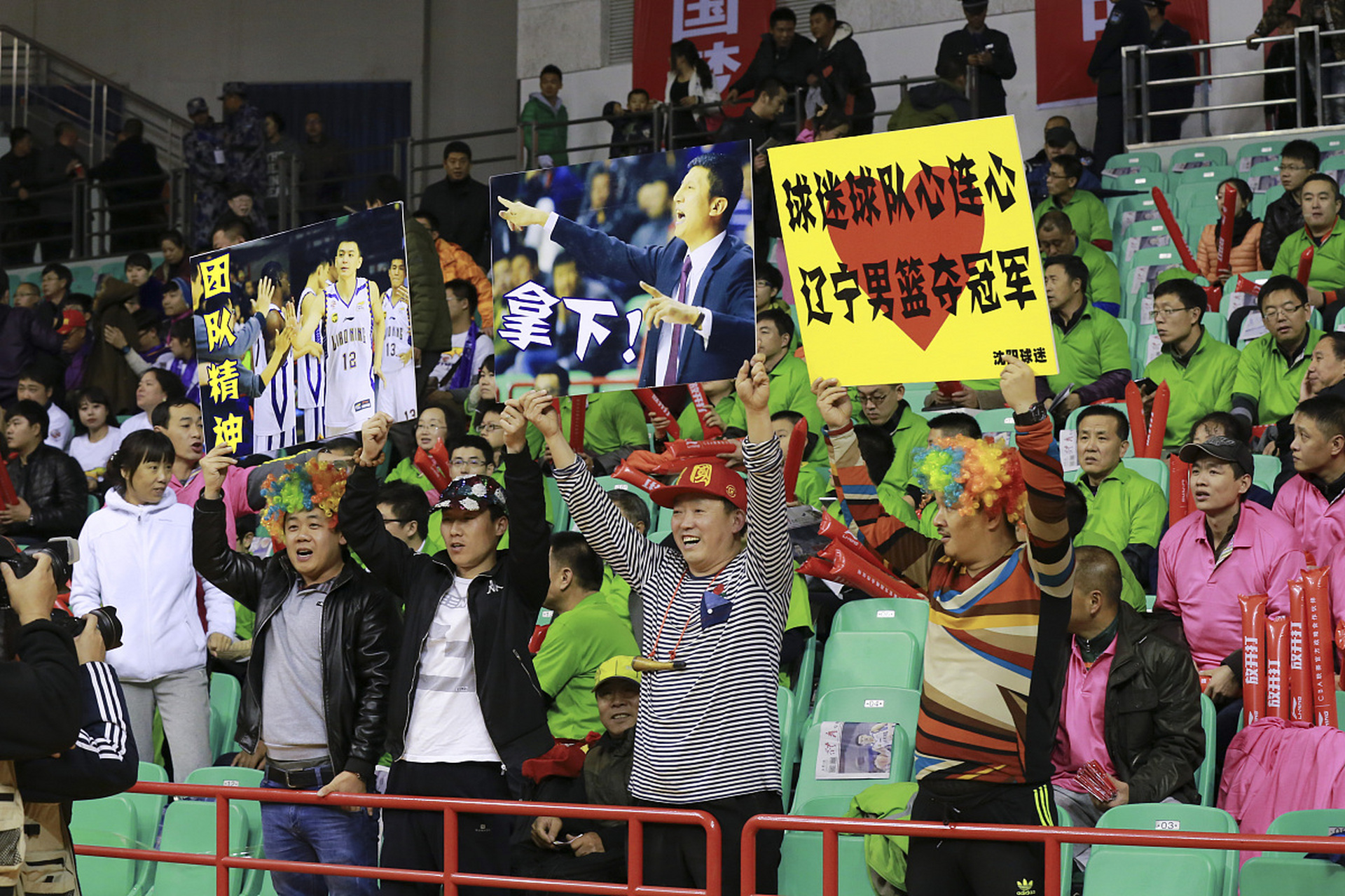 足球赛事中球员实力对决成为热议话题 足球赛事中球员实力对决成为热议话题