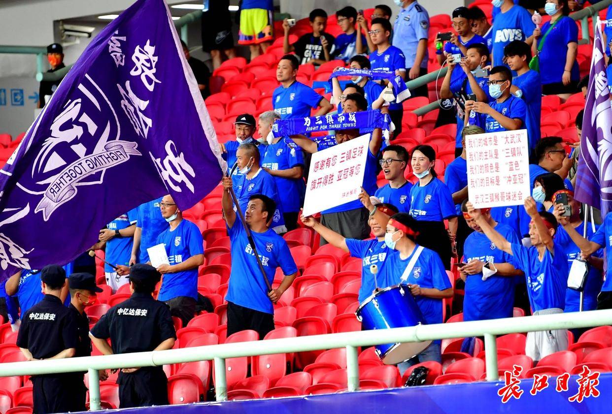 泰国球迷疯狂为亚冠球队呐喊 泰国球迷疯狂为亚冠球队呐喊