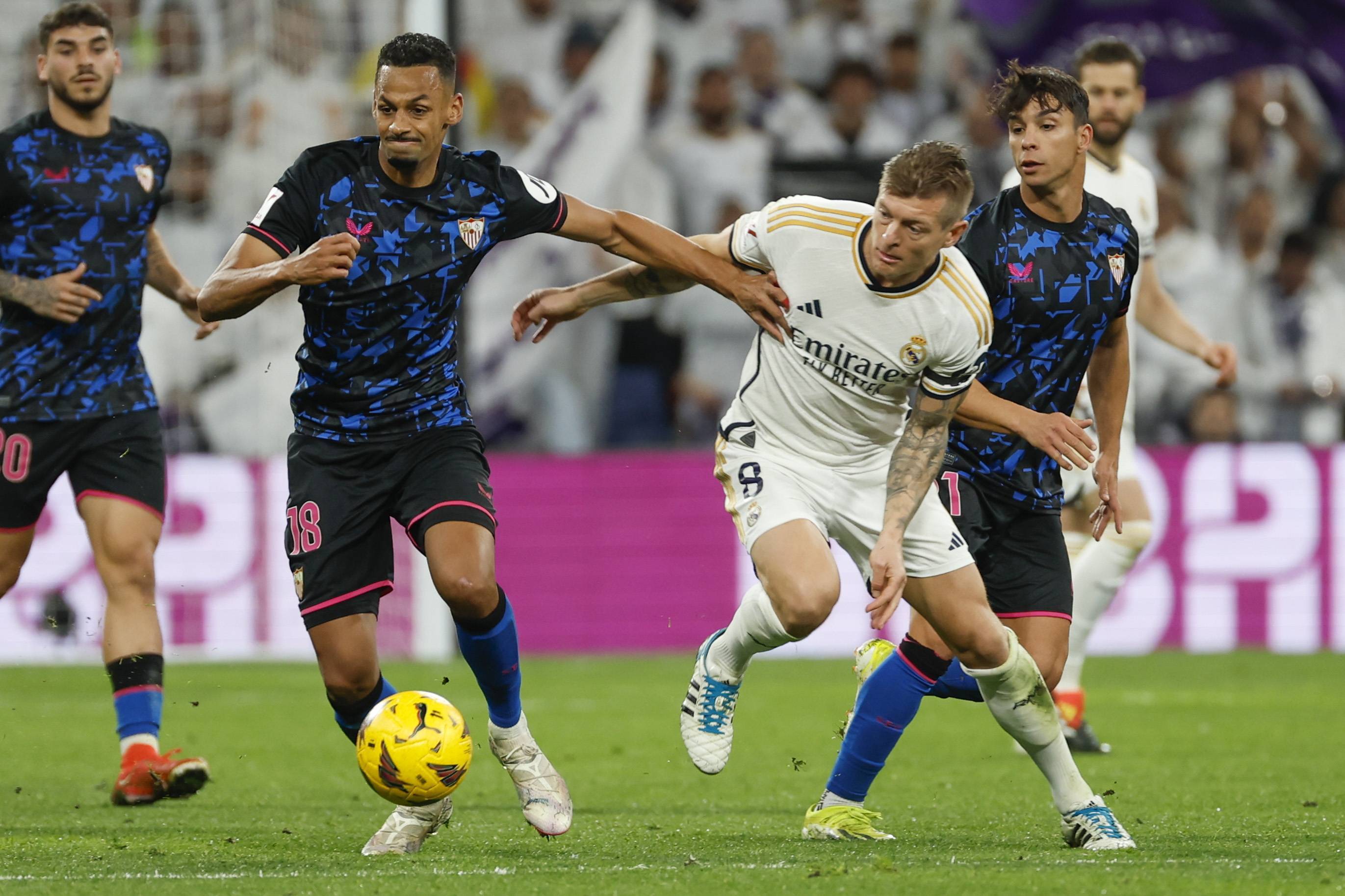 开云体育入口-包含塞维利亚球队取得完美的三连胜的词条