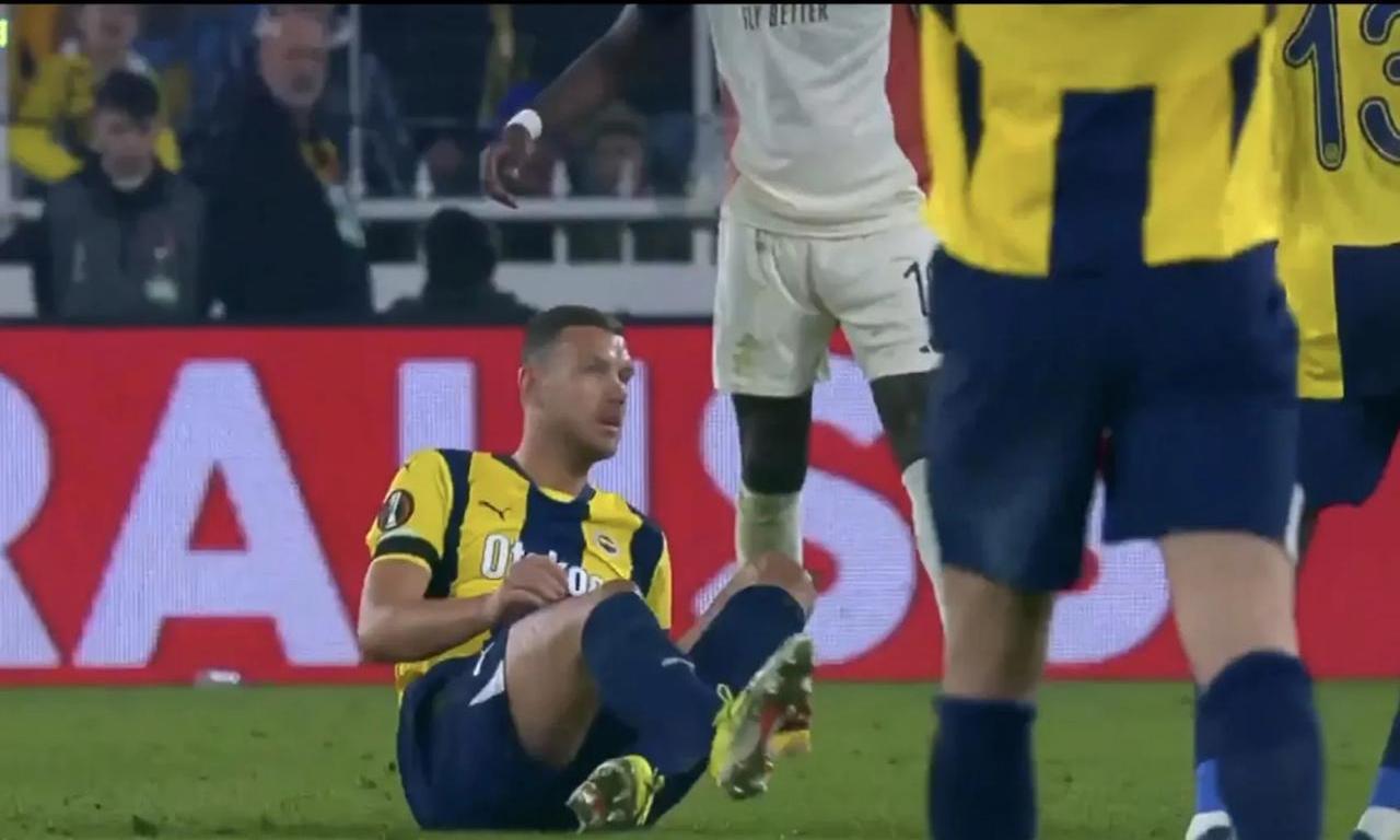 开云体育app-球队状态低迷，连续遭遇失败