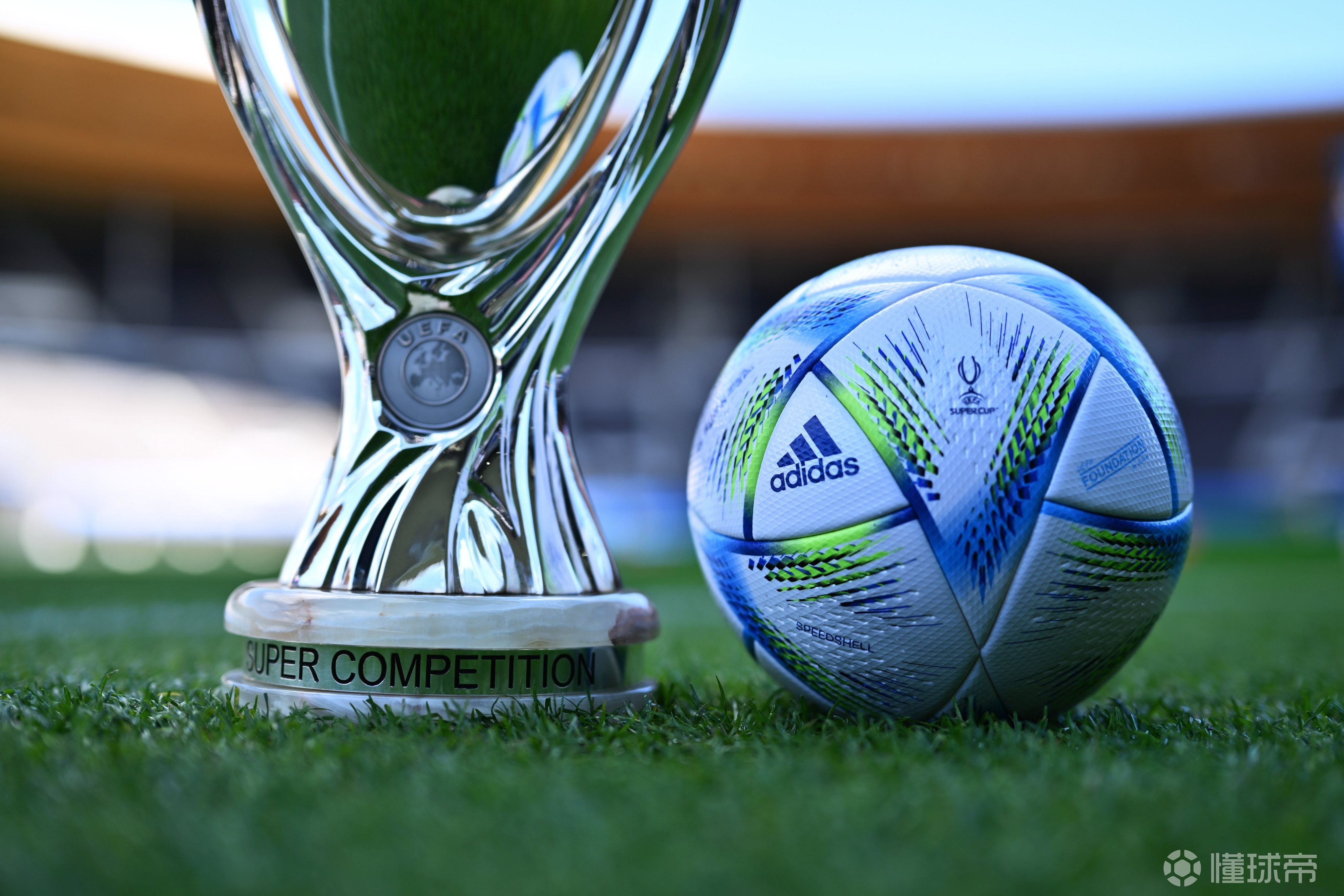 里尔稳坐榜首，为冠军奖杯全力拼搏的简单介绍