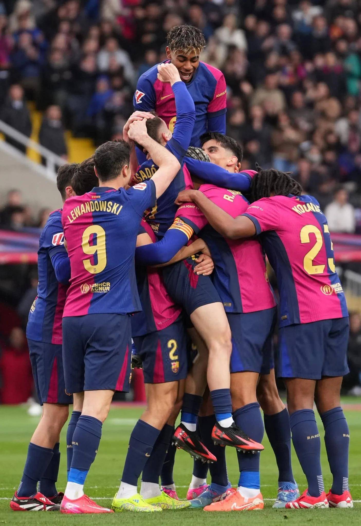 曼联遭遇惨败，欧冠之路面临挑战