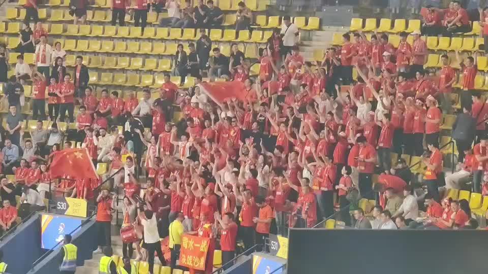 包含热血激战！球迷欢呼助威支持！的词条