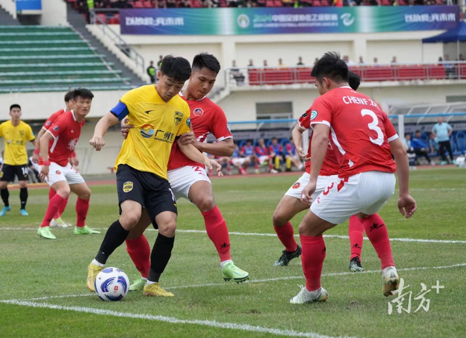 关于球员的拼搏精神感动全场,助球队获胜的信息 关于球员的拼搏精神感动全场,助球队获胜的信息