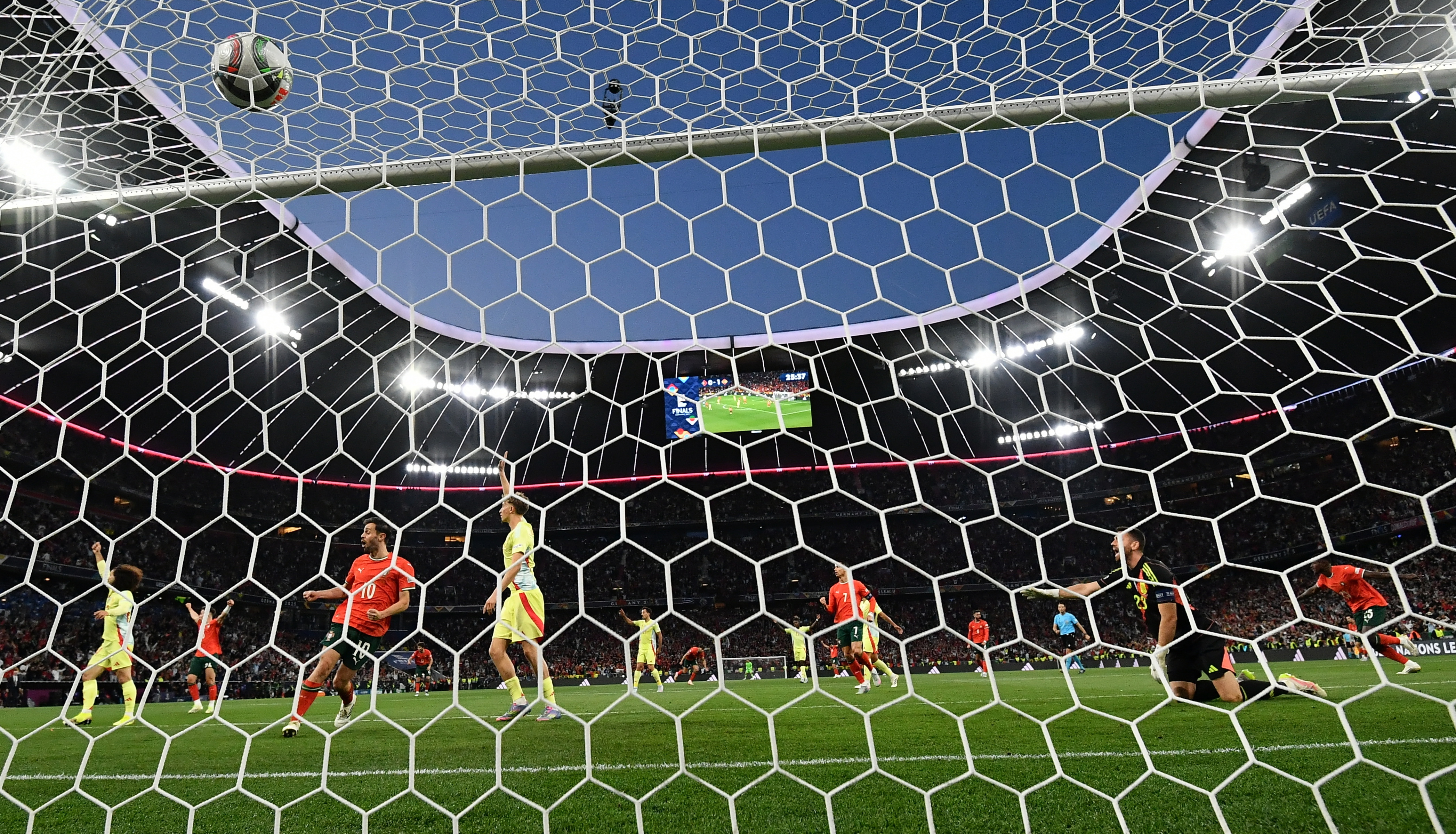 包含国际足球聚焦欧洲大陆,豪门球队角逐的词条 包含国际足球聚焦欧洲大陆,豪门球队角逐的词条