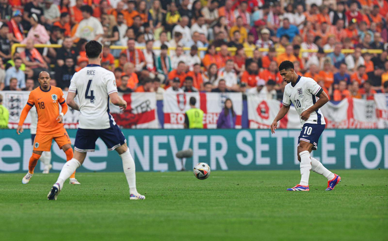 欧洲足球赛事爆发精彩对决，引发球迷狂热的简单介绍