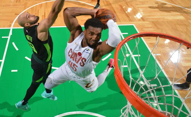 开云体育平台APP-独行侠惨遭爵士血洗，米切尔砍下30+5+5