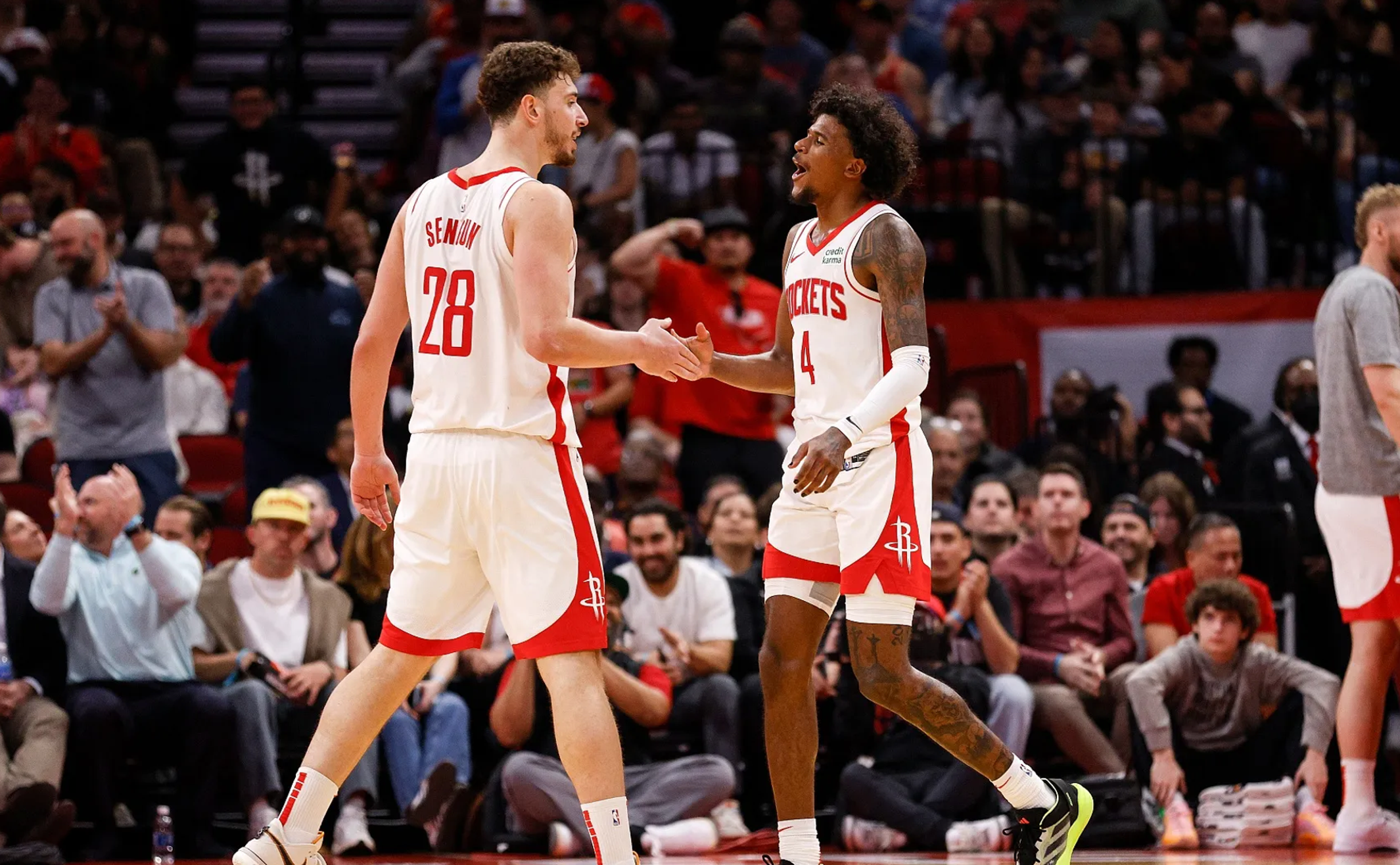 关于雄鹿横扫老鹰实现三连胜的信息