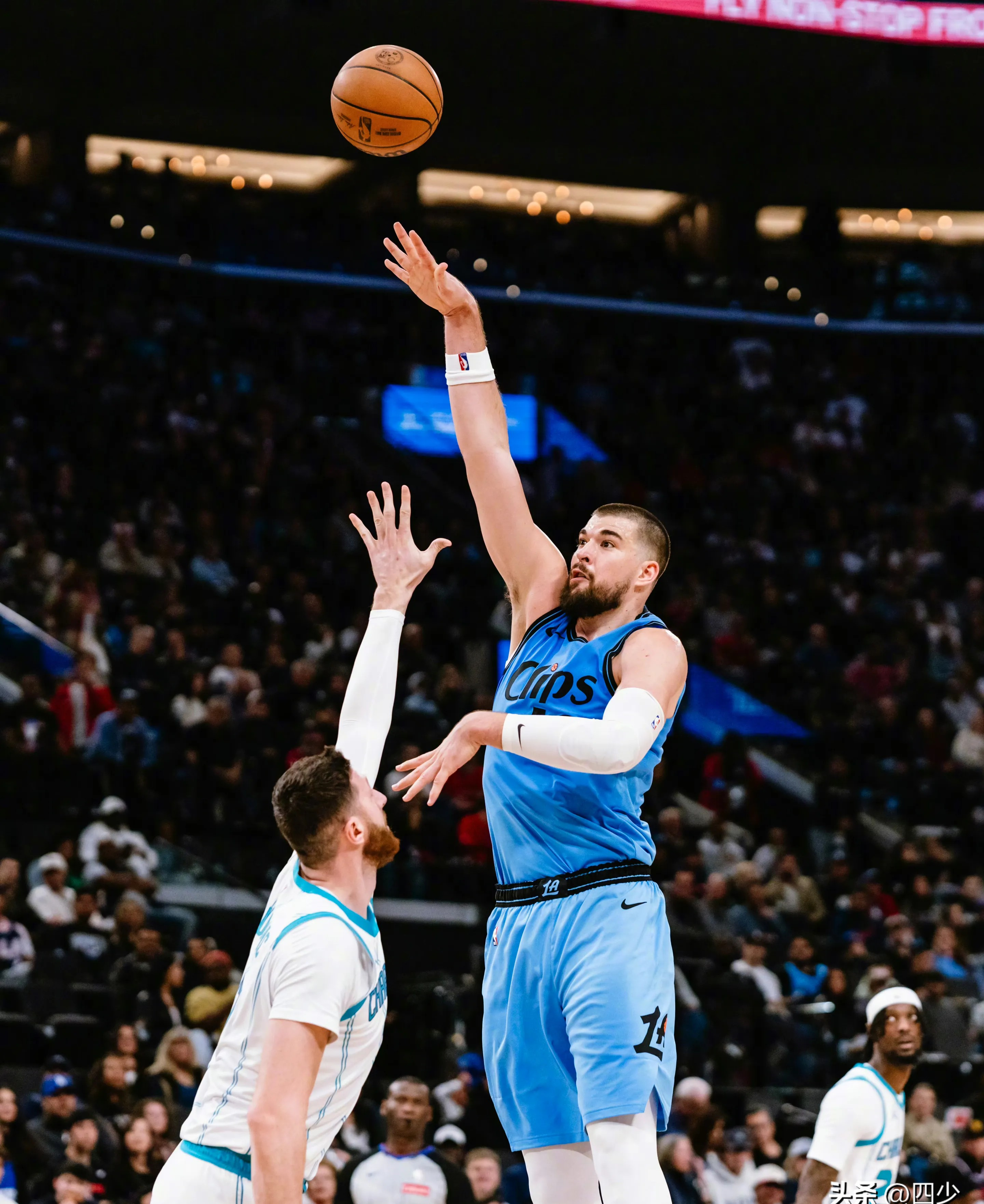 开云体育入口-快船逆转马刺，哈雷尔砍下28分