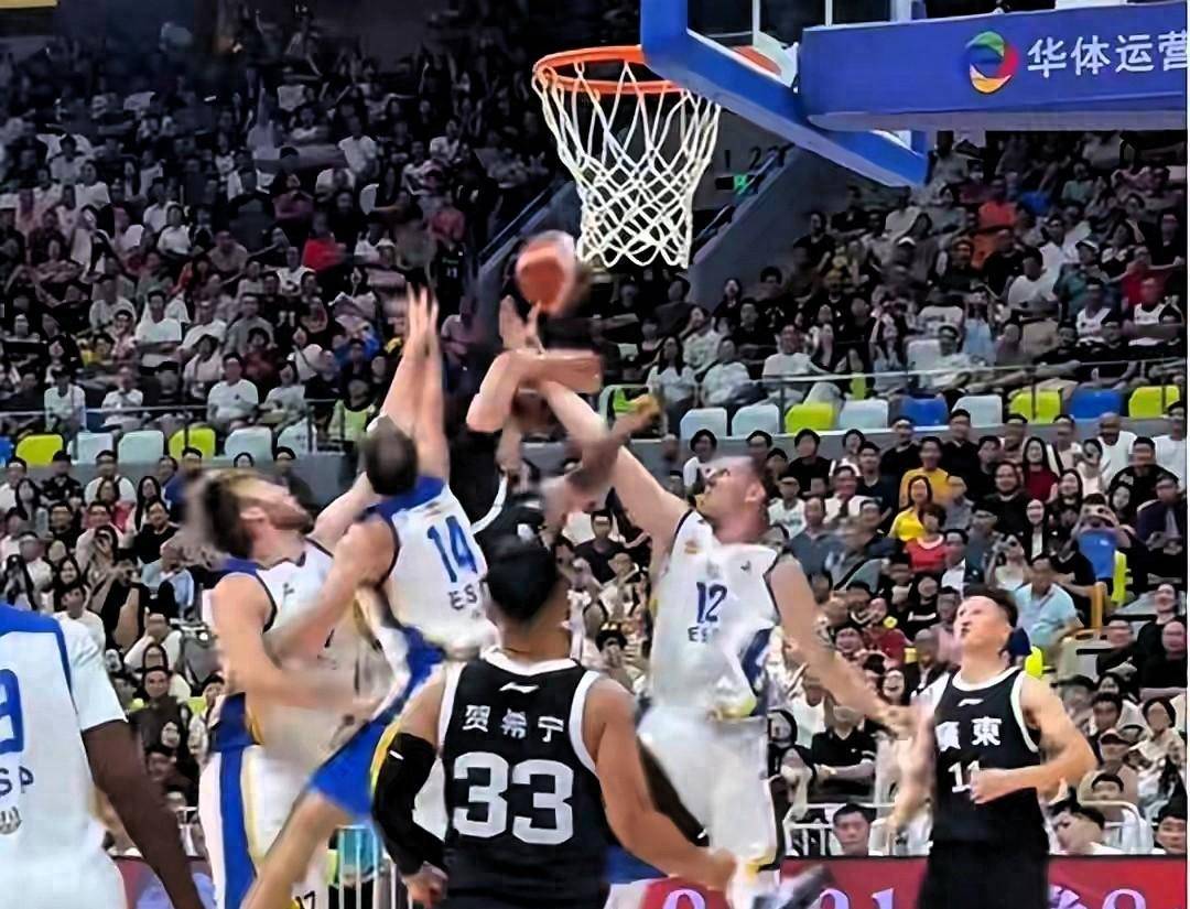 CBA明星选手受伤退赛,引发热议 CBA明星选手受伤退赛,引发热议