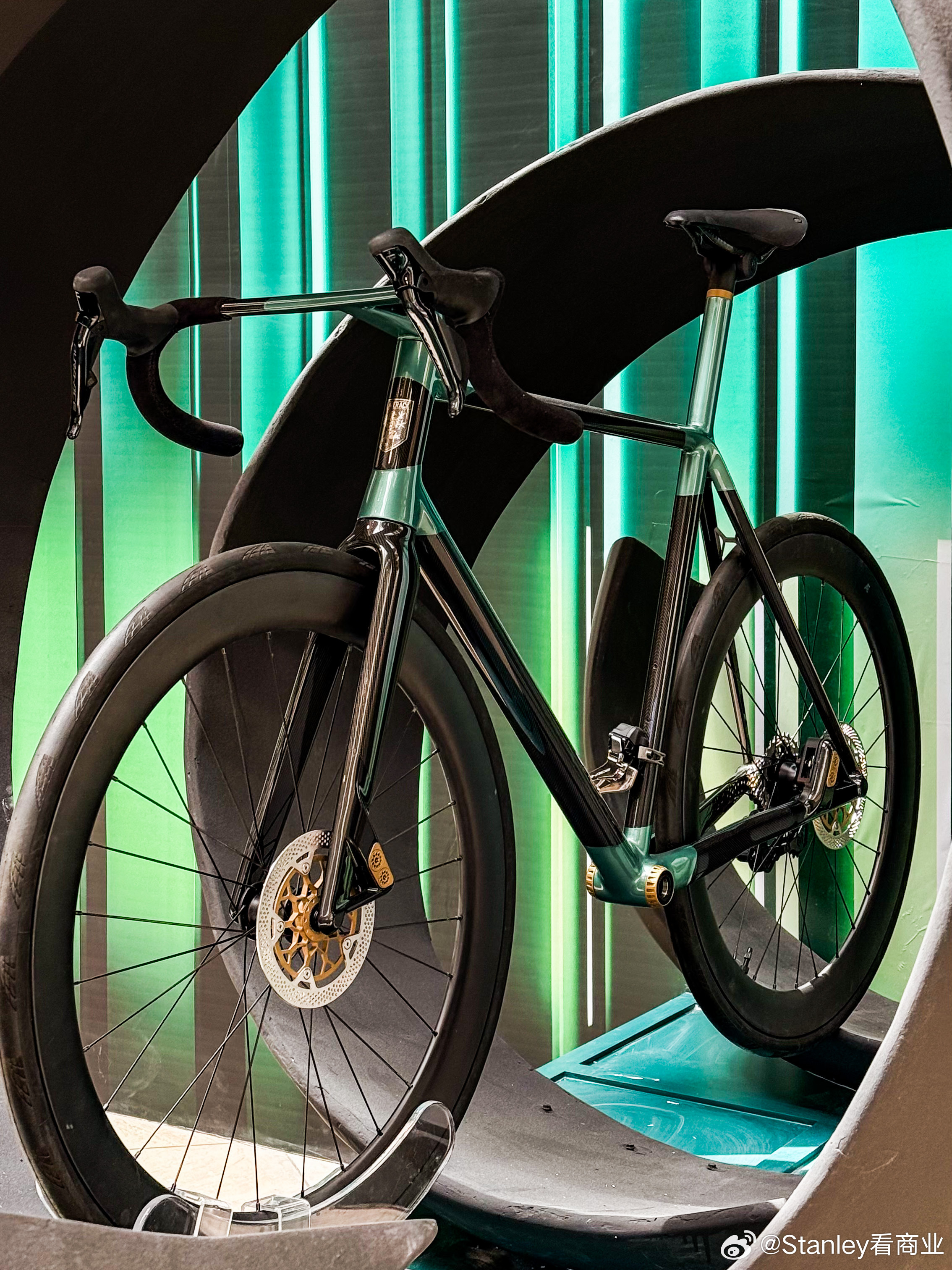 阿斯顿马丁碾压索伯车队，阿隆索统治全场的简单介绍